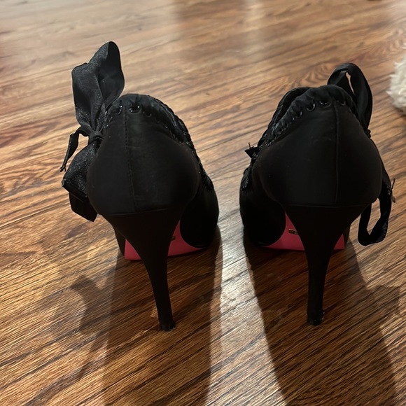 Betsy Johnson peep toe heels Sz 6 with side ties - Picture 4 of 7